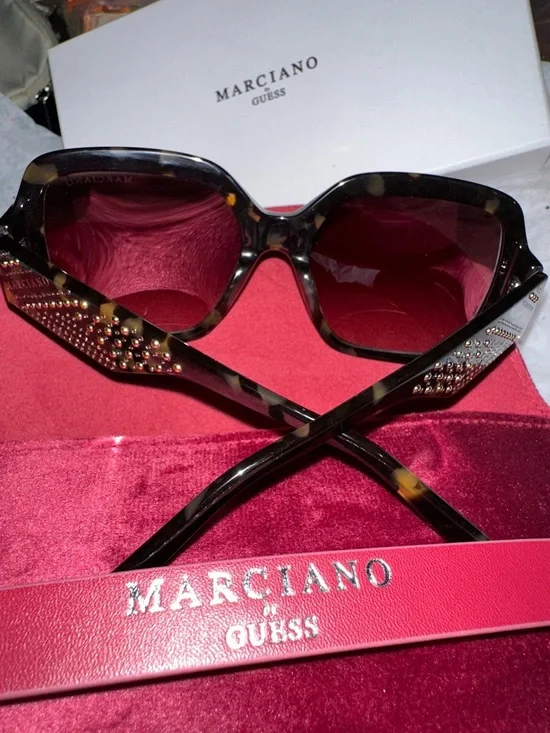 Marciano by GUESS Velvet Jewelry Box - Deep Berry sunglasses 🕶️ - Picture 1 of 16